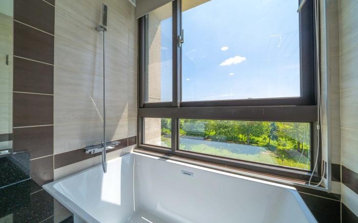 山景浴缸四人房