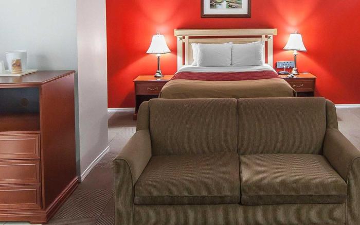 Econo Lodge Inn & Suites