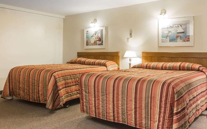 Econo Lodge  Inn & Suites