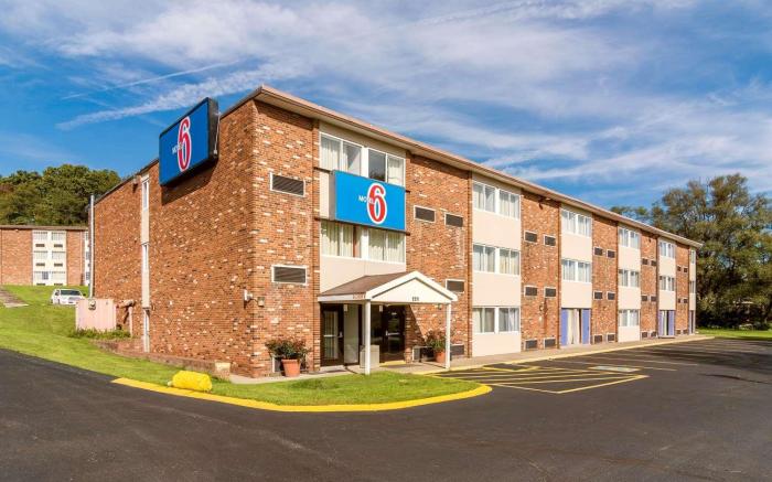 Motel 6 New Stanton, PA