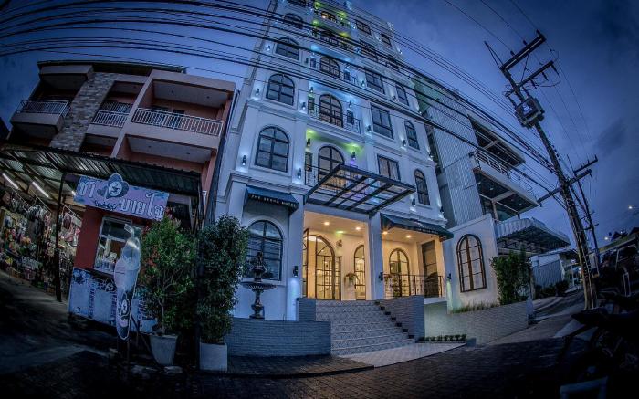 THE SEENS HOTEL