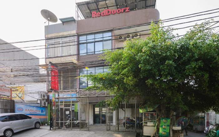 RedDoorz near Seasons City Mall