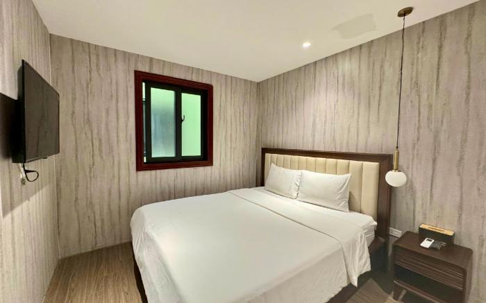 22Land Moon West Lake