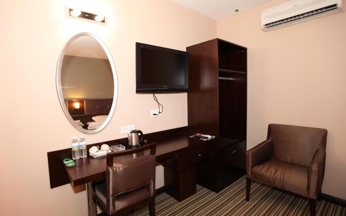 1 City Hotel 
