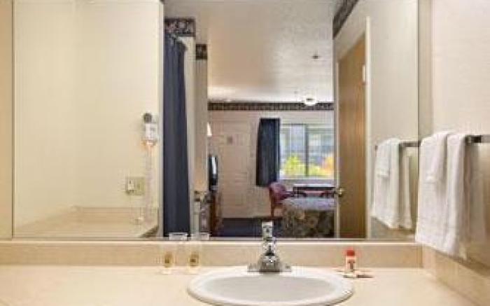Creekside Inn & Suites