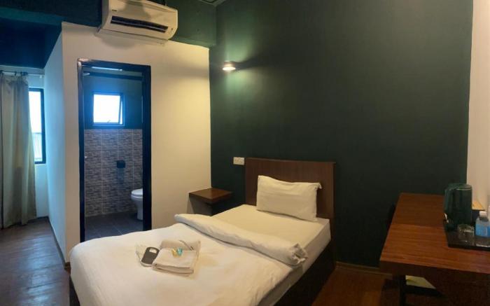 Room V @ Kluang Parade near Bus Stop Kluang