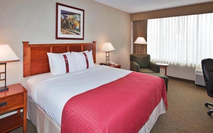Holiday Inn Hotel & Suites Warren