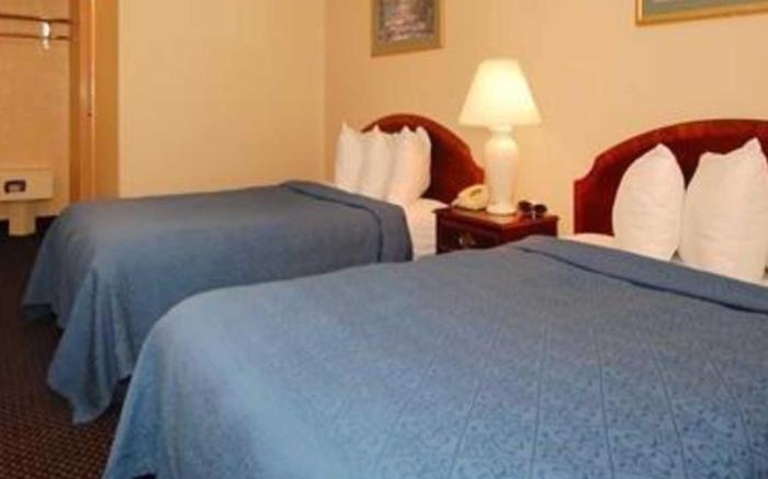 Econo Lodge Inn & Suites