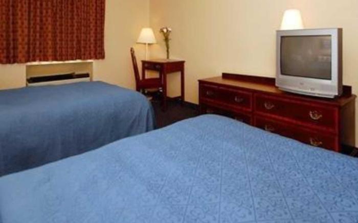 Econo Lodge Inn & Suites