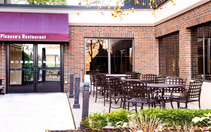 Holiday Inn Hotel & Suites Warren
