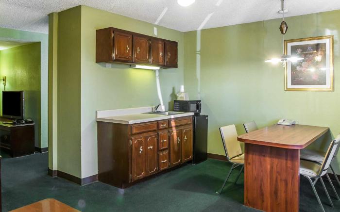 Rodeway Inn & Suites