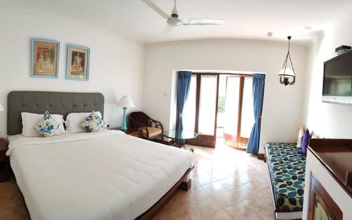 Coconut Grove Beach Resort