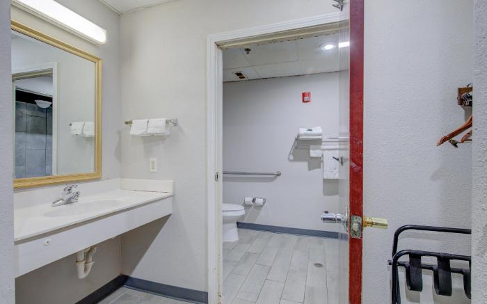 Plantation Inn & Suites Near Locust Grove I 75