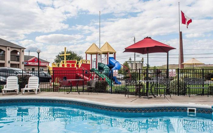 Econo Lodge at the Falls North