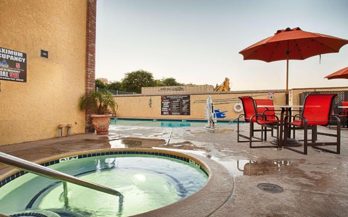 Best Western Plus Raffles Inn and Suites