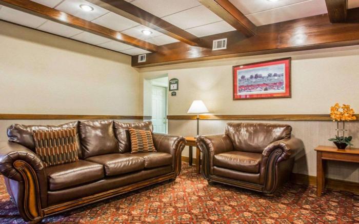 Clarion Inn & Suites at the Outlets of Lake George