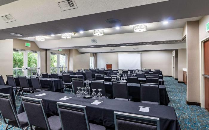 Clarion Hotel Portland International Airport
