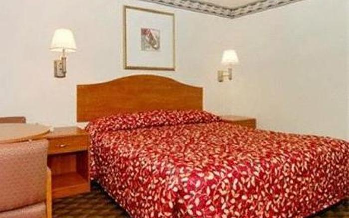 Econo Lodge East