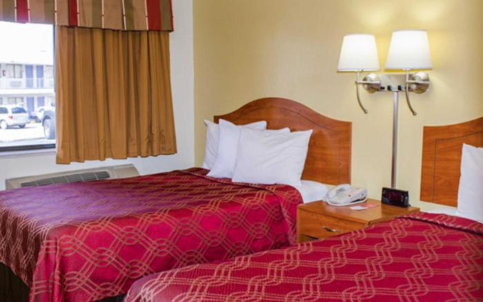 Econo Lodge East