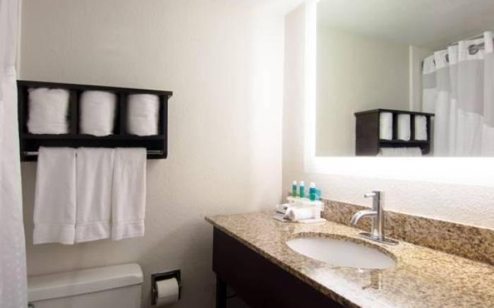 Holiday Inn Express & Suites Nashville-I-40 & I-24(Spence Lane) By IHG