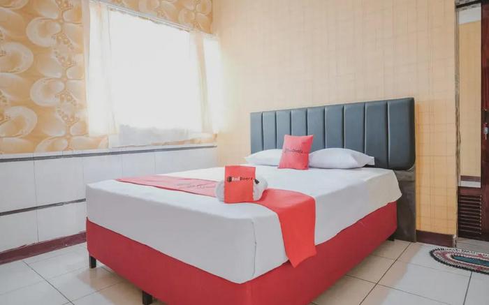 RedDoorz Plus near Istana Maimun Medan