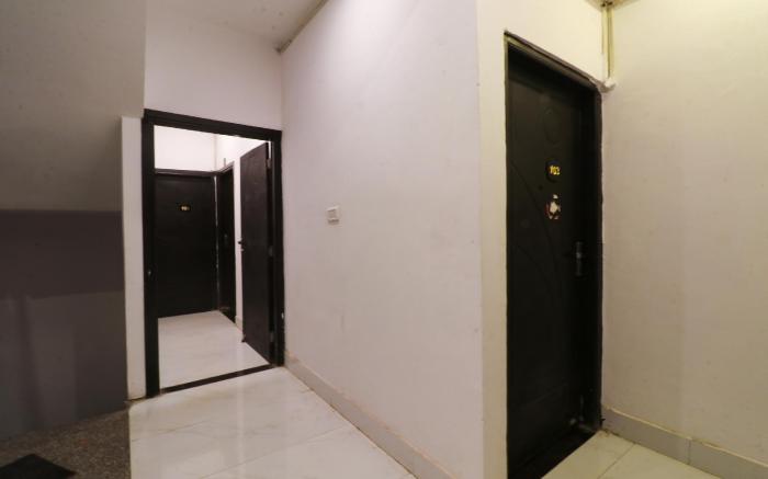 Hotel O Silver Palace Near Dwarka Sector 9 Metro Station