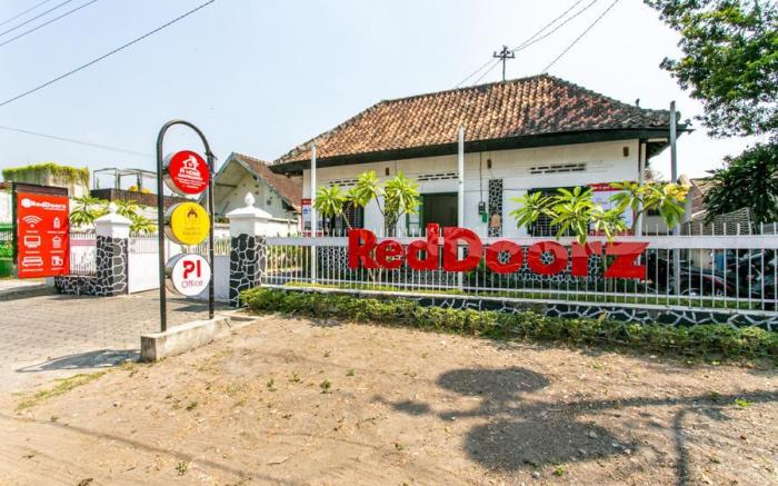 RedDoorz Plus near Taman Sari 2