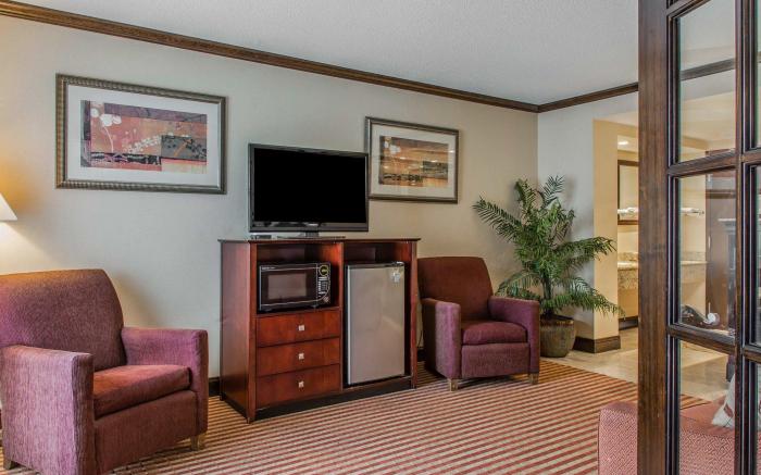 Rodeway Inn & Suites