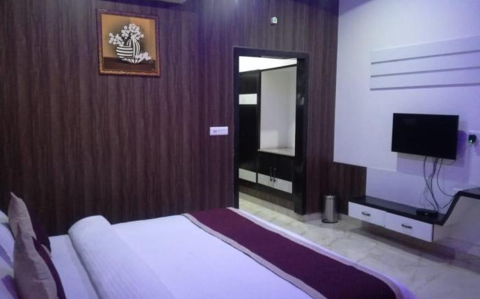 Hotel Dhanraj Palace
