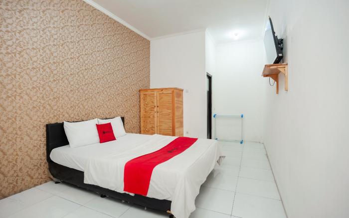 RedDoorz Syariah near Jatisampurna Hospital