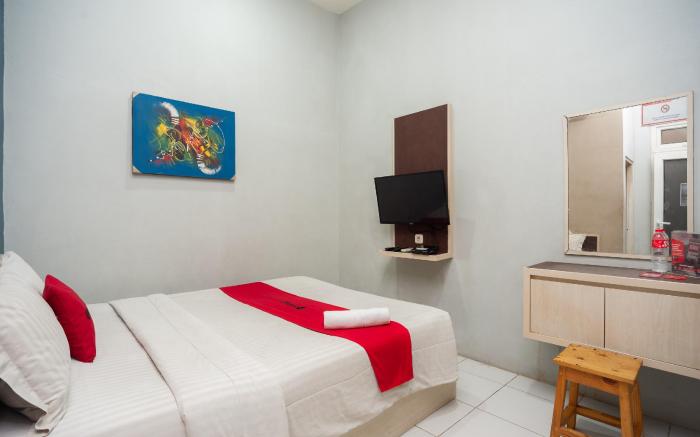 RedDoorz near Binus Anggrek 2