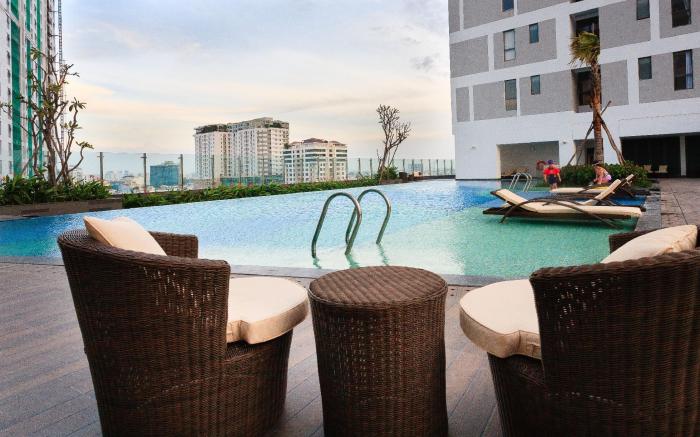 Infinity Pool Signature-Highfloor-Pool&Netflix