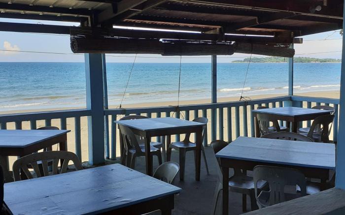 Bella's Beach Resort - Right on the Beach (A)!