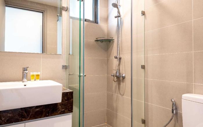 2BR/2WC/ The Gold View/ Free Gym Pool/Sale off 50