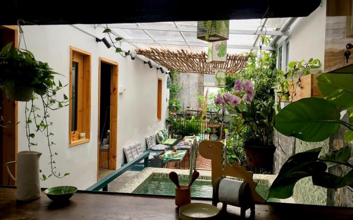 Stylish room with garden and pool (Palm-leaf room)