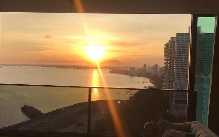 SUNRISE  Gurney Seaview Luxury Duplex, Georgetown