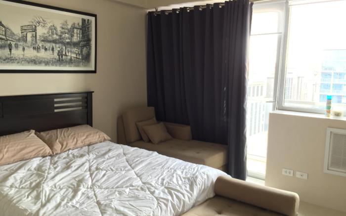 A place to stay near the airport w/ amazing view.