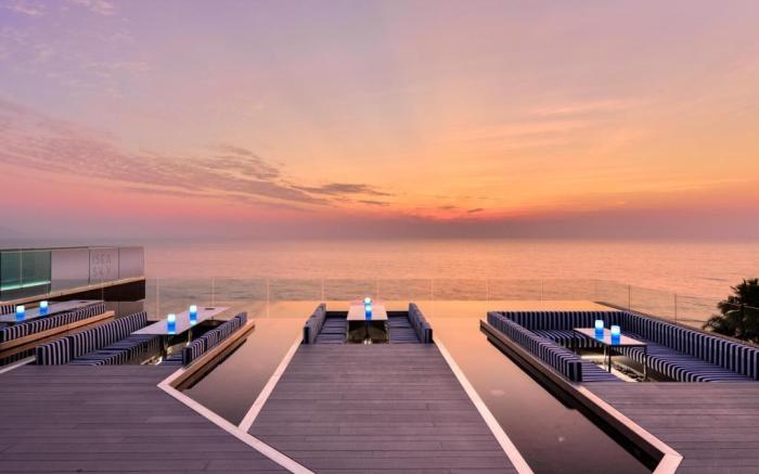 Stunning sunset on 30th floor beach front@Veranda