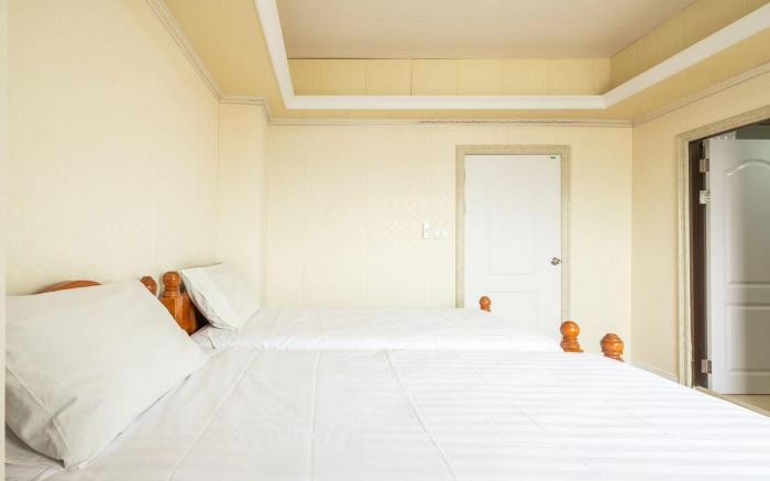 Two bedrooms and one living room(business I）