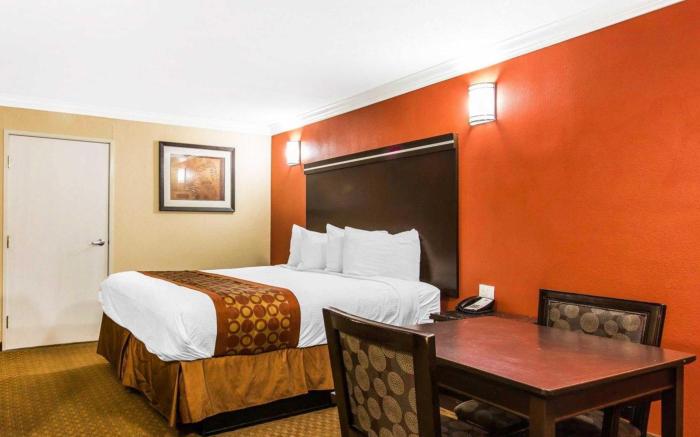 Rodeway Inn & Suites Corona