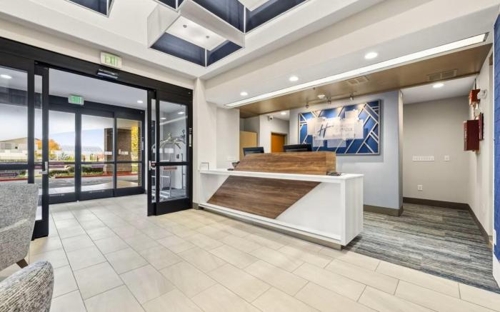 Holiday Inn Express Hotel & Suites Lincoln-Roseville Area By IHG