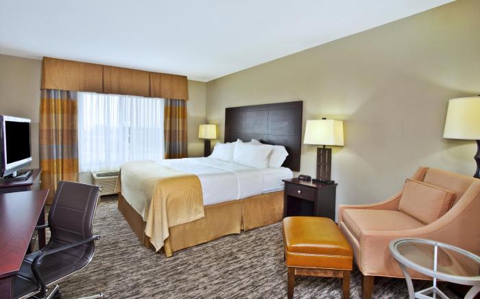 Holiday Inn & Suites Green Bay Stadium by IHG