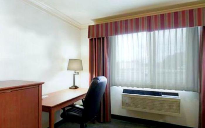 Holiday Inn Express Hotels & Suites Burlington By IHG