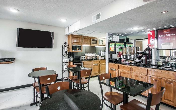 Econo Lodge Inn & Suites