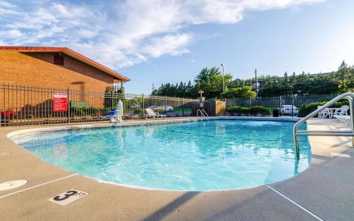Econo Lodge  Inn & Suites I-35 at Shawnee Mission