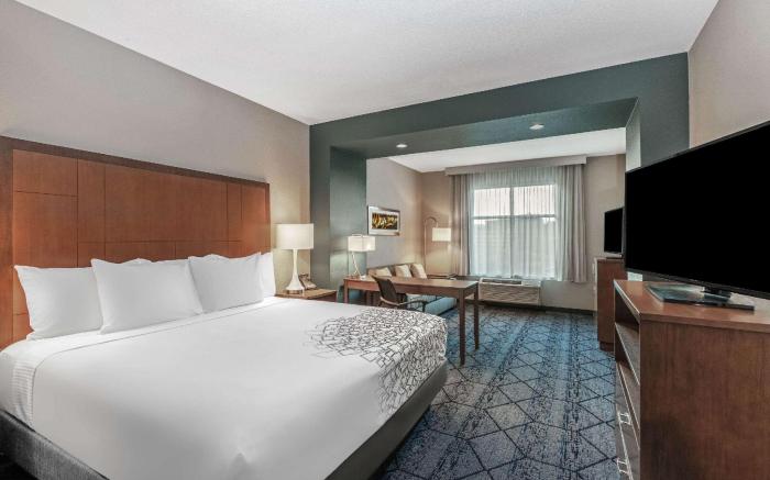La Quinta Inn & Suites by Wyndham Kansas City Beacon Hill