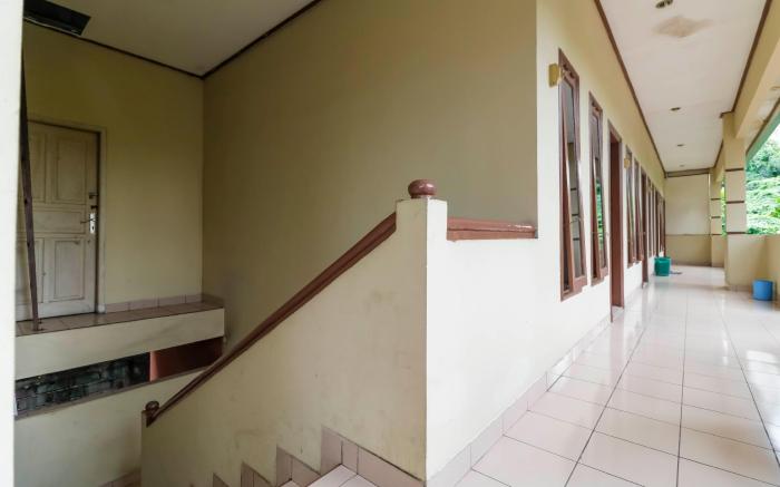 RedDoorz Plus @ Karet Pedurenan 3