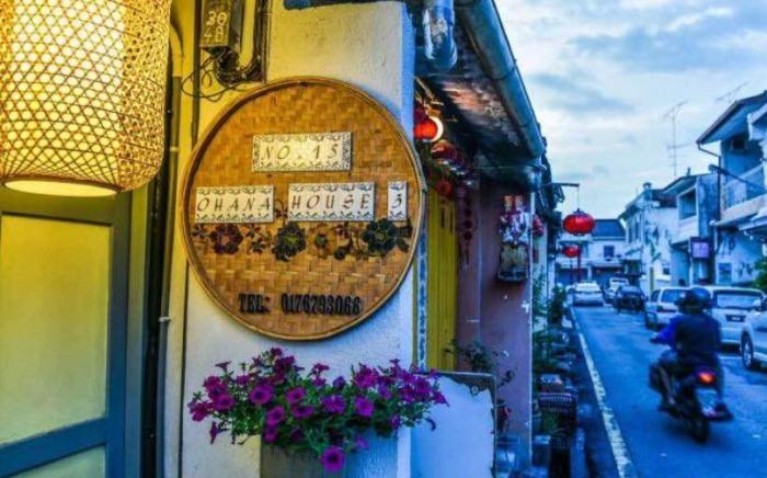 Family Home with bathtub in Jonker Street (15Kuli)