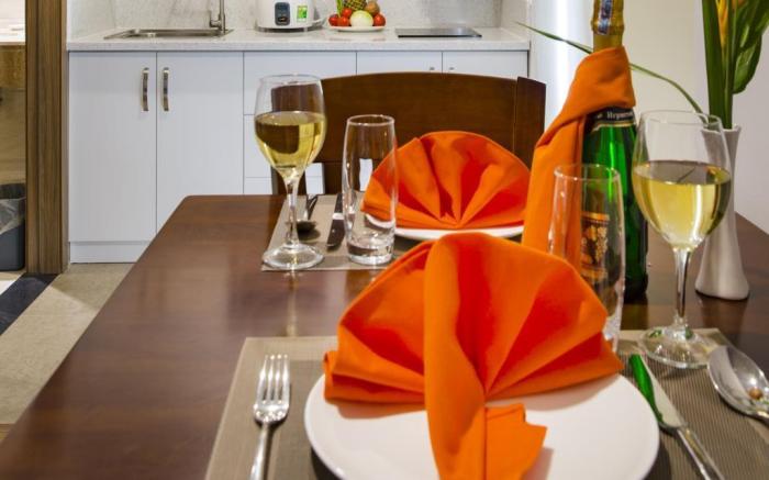 Maple Leaf Hotel & Apartment