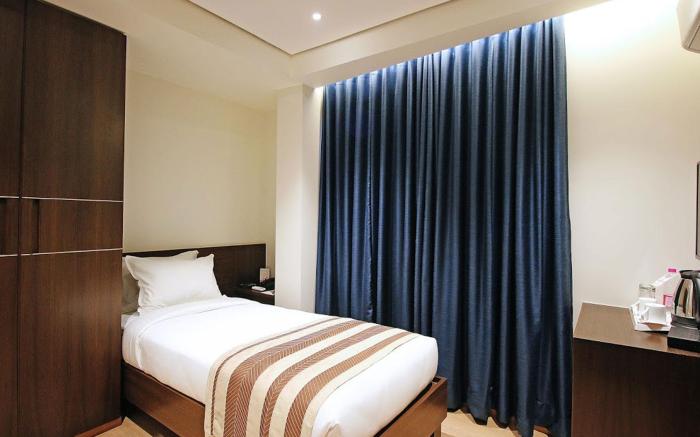 Hotel German Palace, Airport